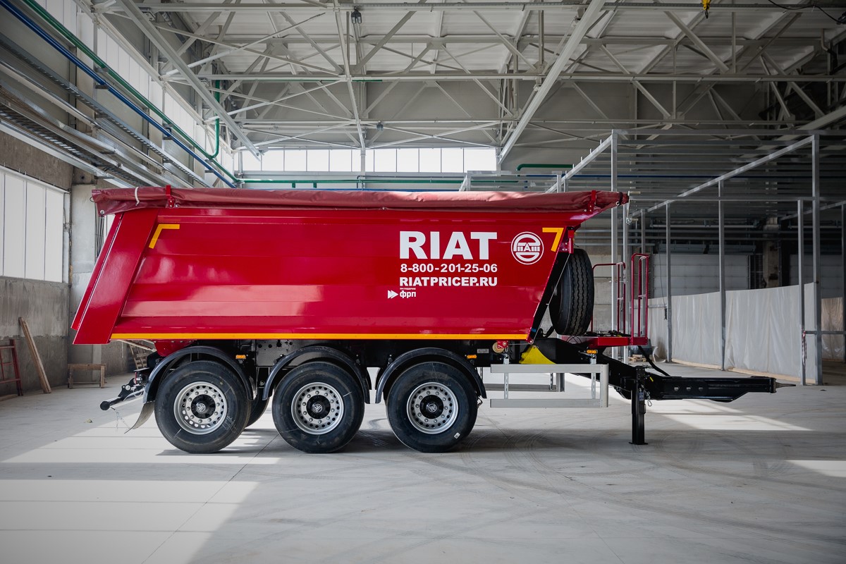 Самосвальный прицеп РИАТ 85830F с задней разгрузкой для перевозки основных видов строительных грузов