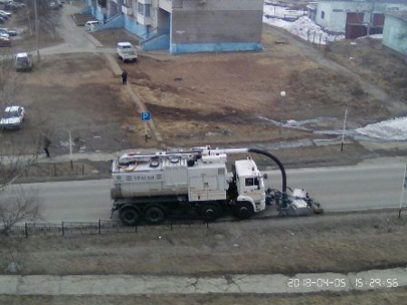 «Порт Ванино» вывел вакуумный погрузчик для очистки улиц поселка от мусора