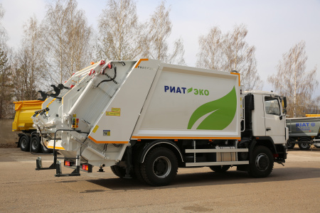 Достойный конкурент: мусоровоз РИАТ – ЭКО с объемом кузова 15 м³.
